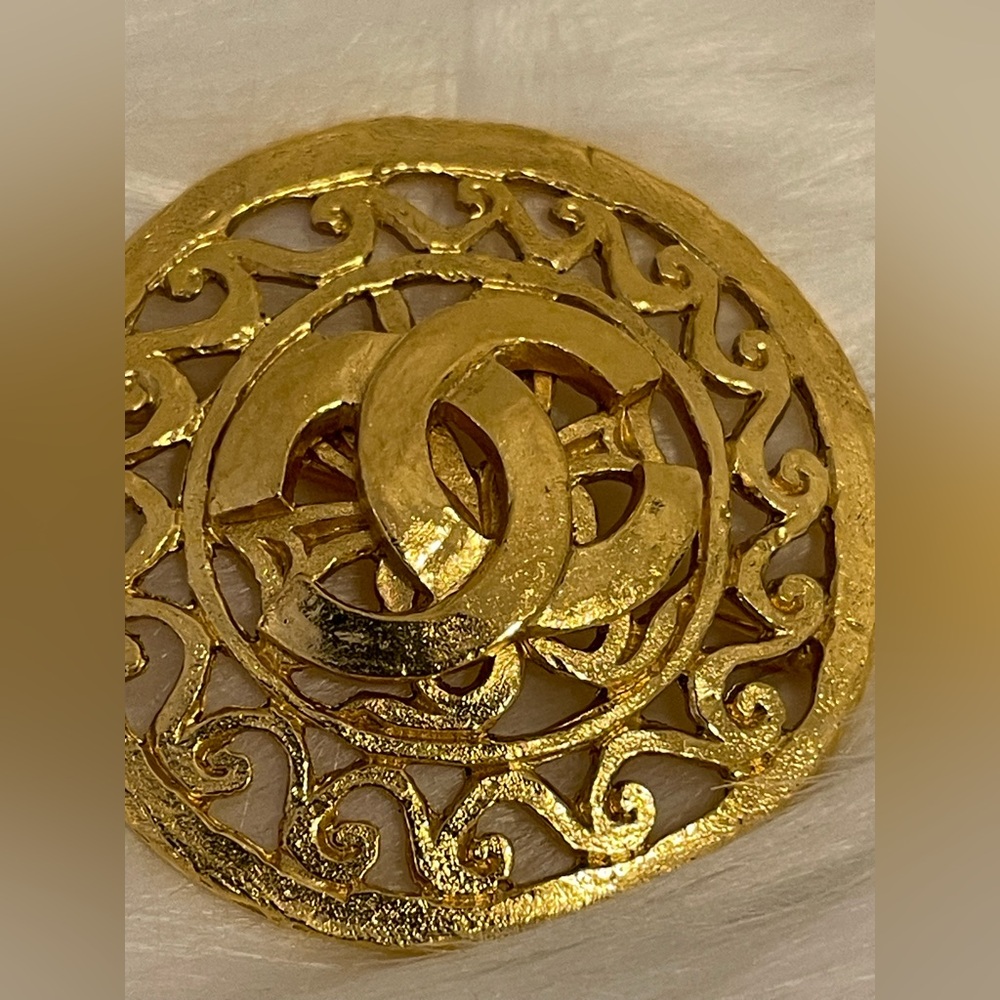 “SOMEWHAT RARE” 💯% AUTHENTIC VINTAGE CHANEL 1995 CC Medallions Brooch (95-A) - Picture 4 of 12